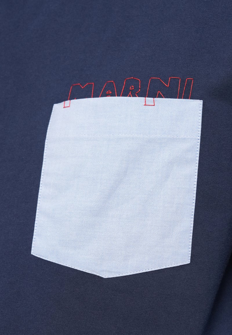 Marine T-Shirt mit einer hellblauen Quadrat-Tasche mit rotem Stich, auf der das Wort "MARNI" in einer fetten, umrandeten Schrift dargestellt ist.