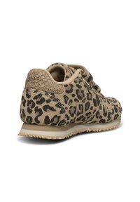 Tenisky s leopardím vzorom, s hornou časťou z pieskového semišu, štruktúrovaným opätkom, béžovou gumovou podrážkou a polstrovaným golierom. Obsahujú šnurovacie uzatváranie.