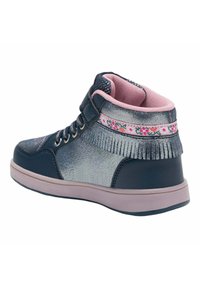 Sneakers alte in blu navy e argento con un interno rosa, caratterizzati da accenti floreali e dettagli frangiati sul tallone. Chiusura con velcro e lacci.