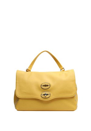 Borsa gialla in pelle con manico superiore e chiusure con lucchetto a rotazione argentate sulla patta frontale, mostrata su sfondo bianco.