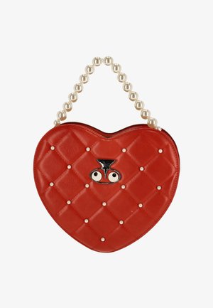 Geantă roșie în formă de inimă, matlasată, cu ținte perlate, o cataramă alb-negru în formă de ochi și un mâner cu mărgele de perle.