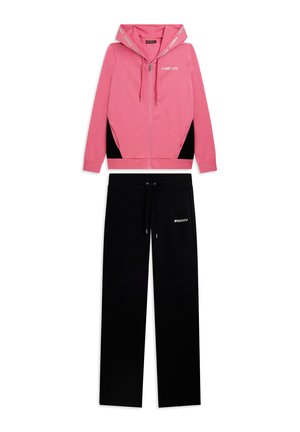 Giacca rosa con cappuccio e zip, pannelli laterali neri e pantaloni neri con coulisse abbinati, entrambi con logo bianco "FREDDY".