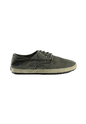 Zapatilla casual de lona gris de corte bajo con suela de goma beige y cierre de cordones, mostrada de lado sobre un fondo blanco.