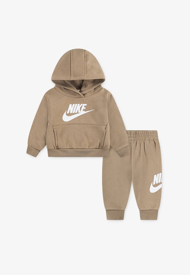 Beiges Kapuzenpullover- und Sweatpants-Set aus Baumwollmischung. Mit weißem Nike-Logo vorne und seitlich, gerippten Bündchen und Bund.