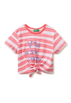 Crop top à manches courtes rayé rose et blanc avec un nœud sur le devant et texte violet « Vita al sole calte » sur la poitrine.