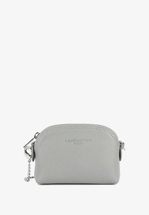 Pochette in pelle grigia con finitura testurizzata, forma arrotondata, chiusura con zip e hardware argentato. Presenta il logo "LANCASTER PARIS" impresso.