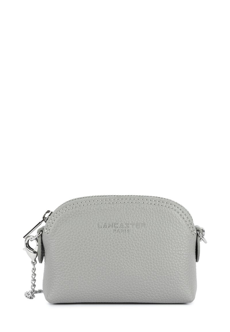 Pochette in pelle grigia con finitura testurizzata, forma arrotondata, chiusura con zip e hardware argentato. Presenta il logo "LANCASTER PARIS" impresso.