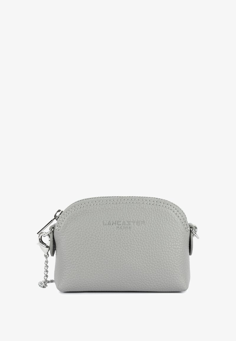 Pochette in pelle grigia con finitura testurizzata, forma arrotondata, chiusura con zip e hardware argentato. Presenta il logo "LANCASTER PARIS" impresso.