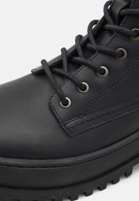 Blauer IUKA - Suvarstomi aulinukai - black