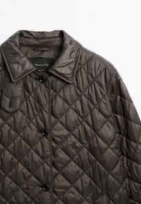 Prošívaná tmavě hnědá bunda s špičatým límcem, předními knoflíky a boční kapsou. Hladký, lesklý povrch s diamantovým vzorem.