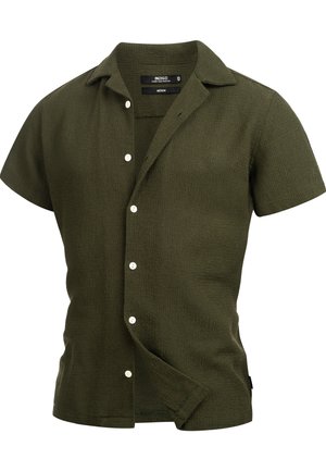 Chemise à manches courtes de couleur olive verte avec un tissage texturé, fermeture à boutons et col à encolure crantée. Présente un ourlet droit et des détails subtils.