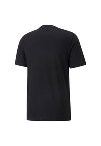 Camiseta de manga corta negra hecha de algodón suave. Cuello redondo simple y corte holgado. Sin logotipos ni patrones visibles.