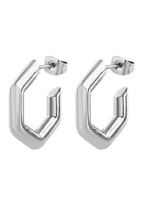 Stříbrné kruhové náušnice s geometrickým, úhlovým designem. Lesklý kovový povrch, s jedinečným otevřeným segmentem a bezpečným zajištěním na zadní straně.