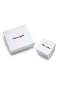 Cutii de bijuterii albe în două dimensiuni, având logo-ul "luluandjane" în negru cu un accent roșu, textură netedă și un design simplu.