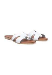 Weiße Rutschsandalen mit ausgeschnittenen Riemen, die ein glattes Finish und eine braune Kunstlederinnensohle aufweisen. Flache, flexible Sohle für höchsten Komfort.