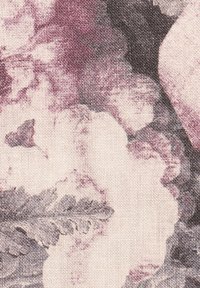 Blumenmusterstoff in gedämpften Tönen von Rosa, Grau und Creme. Der Stoff hat eine strukturierte, gewebte Optik mit Blattmotiven.