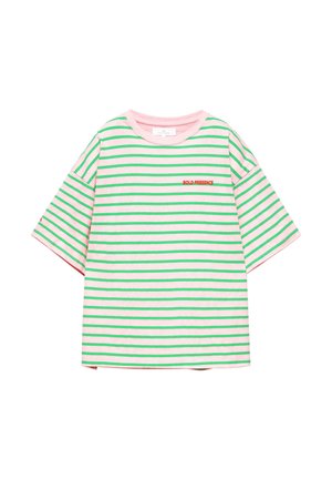 Pink oversized t-shirt med horisontale grønne striber og rød tekst "BOLD PRESENCE" på venstre bryst.