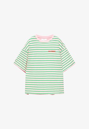 Pink oversized t-shirt med horisontale grønne striber og rød tekst "BOLD PRESENCE" på venstre bryst.