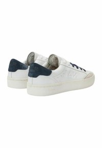 Sneaker bianche in pelle con dettagli in camoscio blu navy sul tallone, linguetta texture e suola in gomma bianca. Presentano lacci blu e sottili perforazioni.