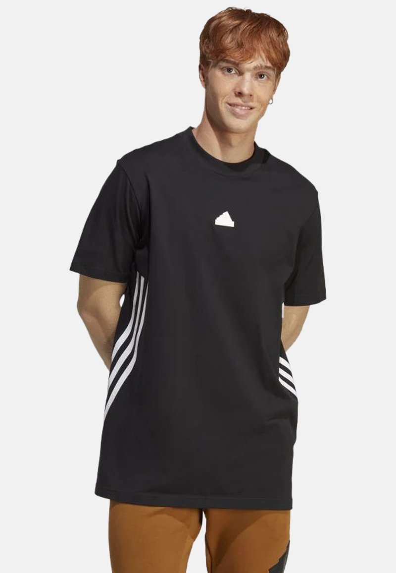 T-shirt sportivo nero realizzato in tessuto; presenta un logo bianco sul petto e tre strisce bianche su ciascun lato. Maniche corte, collo tondo.