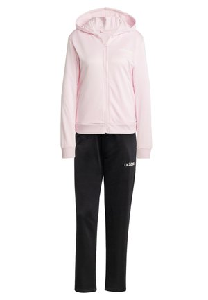 Felpa light pink con zip e cappuccio, abbinata a pantaloni sportivi neri. Entrambi presentano il logo Adidas in bianco. Tessuto morbido, design casual.