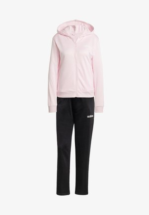 Hellrosa Zip-Up Hoodie mit Kapuze, kombiniert mit schwarzen Jogginghosen. Beide Teile haben das Adidas-Logo in Weiß. Weicher Stoff, lässiges Design.