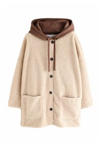 Cappotto beige con un esterno testurizzato e soffice, taglio oversize, cappuccio marrone, chiusura a bottone e due tasche frontali.