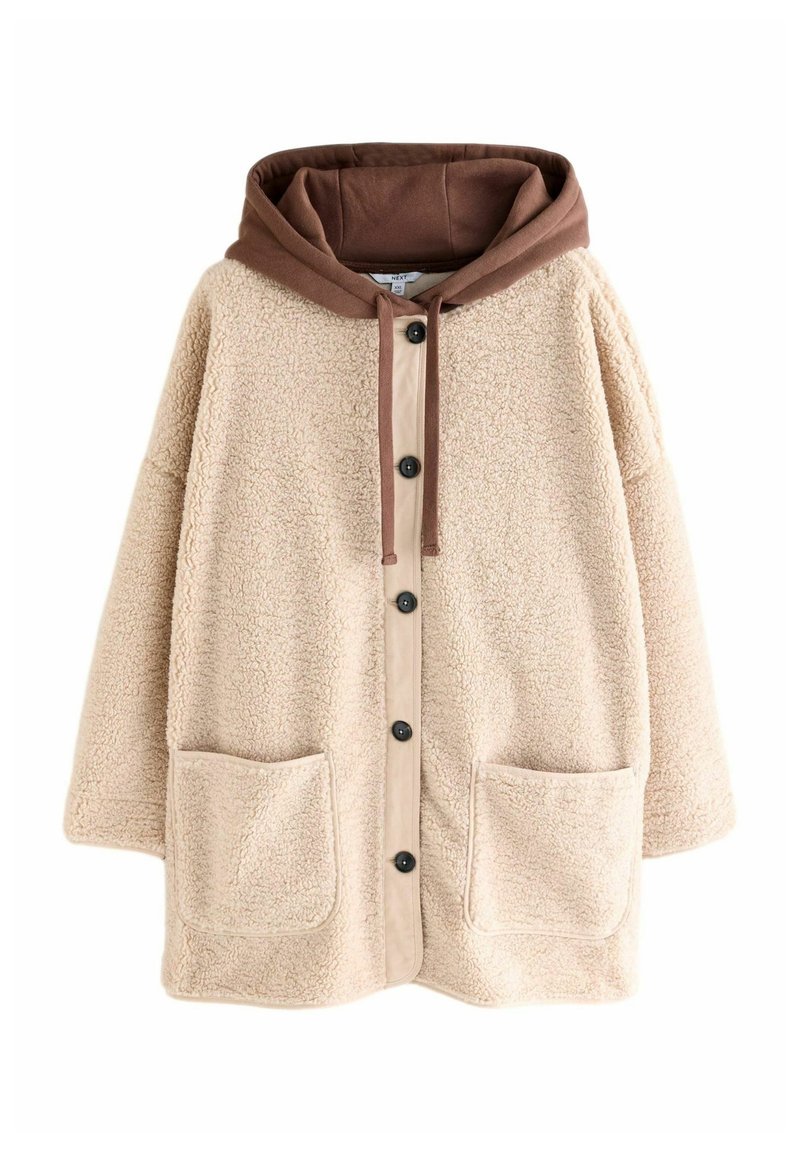 Cappotto beige con un esterno testurizzato e soffice, taglio oversize, cappuccio marrone, chiusura a bottone e due tasche frontali.