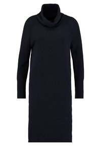 Robe tricotée bleu marine avec un col bénitier, des manches longues et une silhouette droite, présentant une texture douce et des accents côtelés aux poignets.