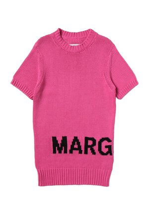 Maglione rosa a maniche corte lavorato a maglia con colletto e orlo a costine. Presenta il testo nero "MARG" ben visibile sulla parte anteriore inferiore.