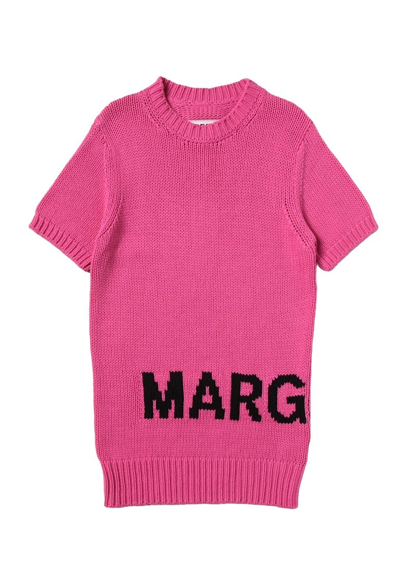 Maglione rosa a maniche corte lavorato a maglia con colletto e orlo a costine. Presenta il testo nero "MARG" ben visibile sulla parte anteriore inferiore.