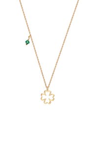 Złoty naszyjnik z zawieszką w kształcie czterolistnej koniczyny z otwartym środkiem i zielonym kryształowym akcentem, na cienkim łańcuszku.