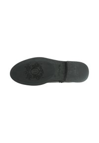 Semelle de chaussure en caoutchouc noir avec une surface texturée, un logo complexe et un talon plat avec un bord lisse.
