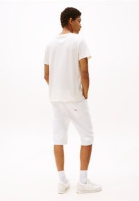 Tommy Jeans SLIM BUBBLE PRINT TEE - Print T-shirt - ancient white