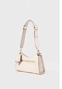 Beige leren handtas met een gestructureerd oppervlak, verstelbare riem, gouden beslag en een klein extern zakje met rits.