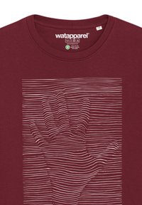 T-shirt bordeaux avec un design en ligne blanche texturée ressemblant à une main ; fabriqué à partir d'un tissu doux et respirant.