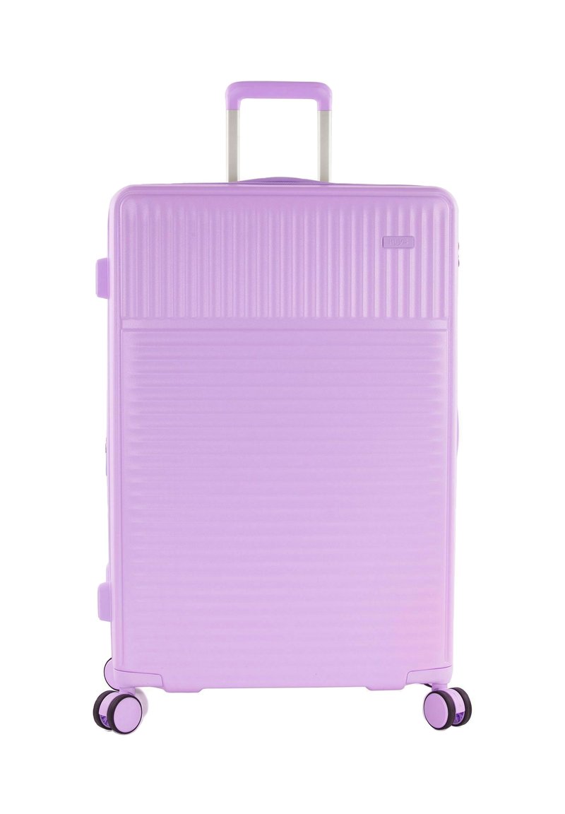 Lila Hartschalenkoffer mit vertikalen Rillen, ausziehbarem Griff, zwei schwarzen Rädern und einem Seitengriff zum leichten Anheben.