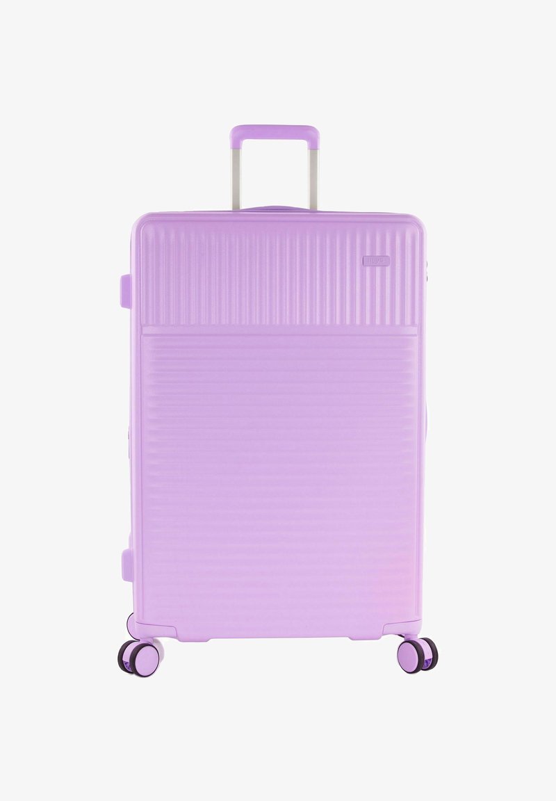 Lila Hartschalenkoffer mit vertikalen Rillen, ausziehbarem Griff, zwei schwarzen Rädern und einem Seitengriff zum leichten Anheben.