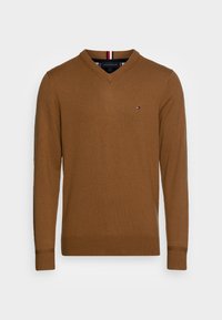 Brauner V-Ausschnitt-Pullover für Herren mit langen Ärmeln, gerippten Bündchen und Saum, kleinem Logo auf der Brust und gestreiftem Detail im Kragen.
