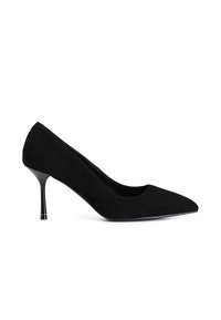 Pump nere in suede con tacco alto, punta affilata, silhouette elegante e sottile tacco a spillo lucido. Linee pulite, senza decorazioni visibili.