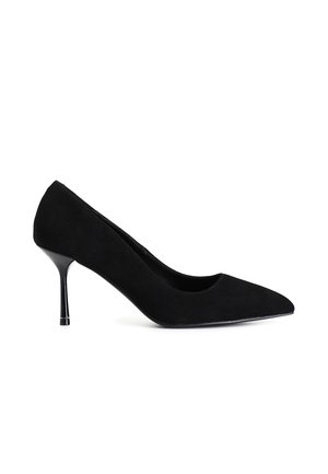 Pump nere in suede con tacco alto, punta affilata, silhouette elegante e sottile tacco a spillo lucido. Linee pulite, senza decorazioni visibili.