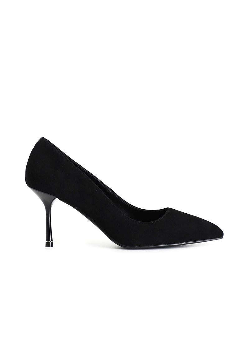 Pump nere in suede con tacco alto, punta affilata, silhouette elegante e sottile tacco a spillo lucido. Linee pulite, senza decorazioni visibili.