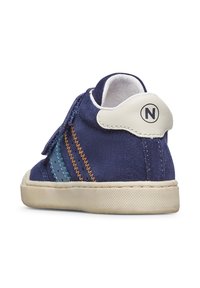 Sneaker in suede navy con cuciture a contrasto blu e arancione, fascia con chiusura a strappo, soletta color crema e logo circolare sul tallone.