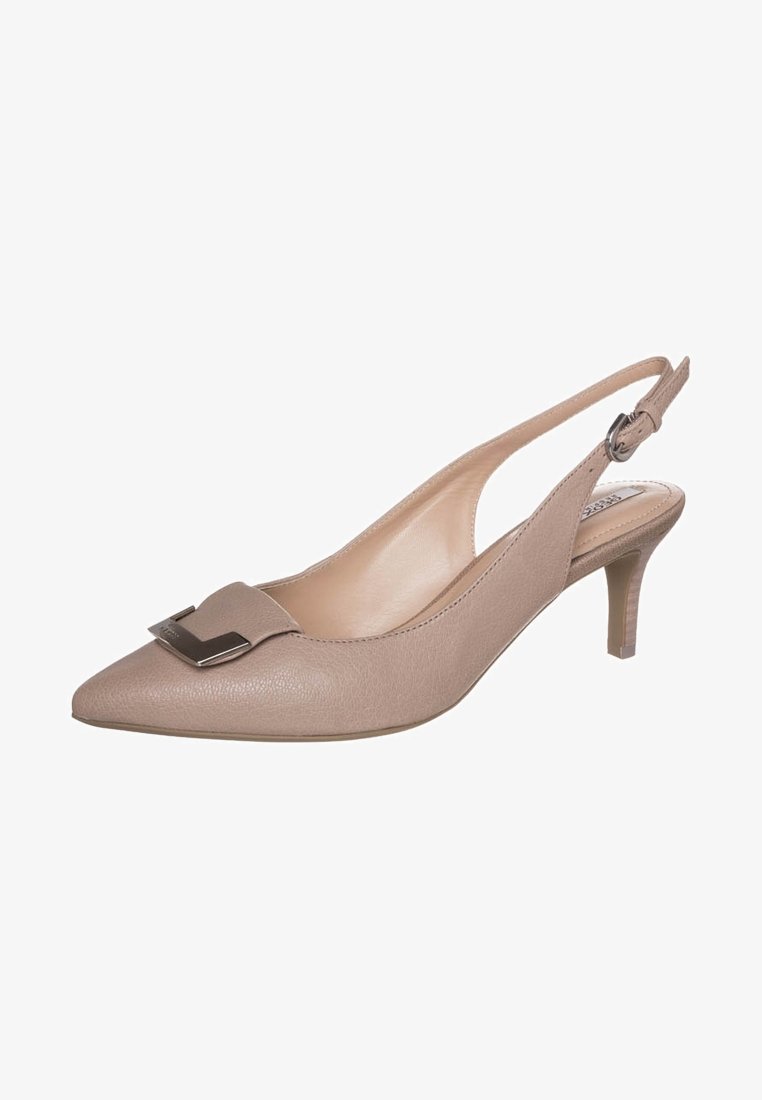 Pompe à talon en cuir beige avec bout pointu, talon bas et accent métallique à l'avant. Texture lisse avec des détails de couture minimalistes.