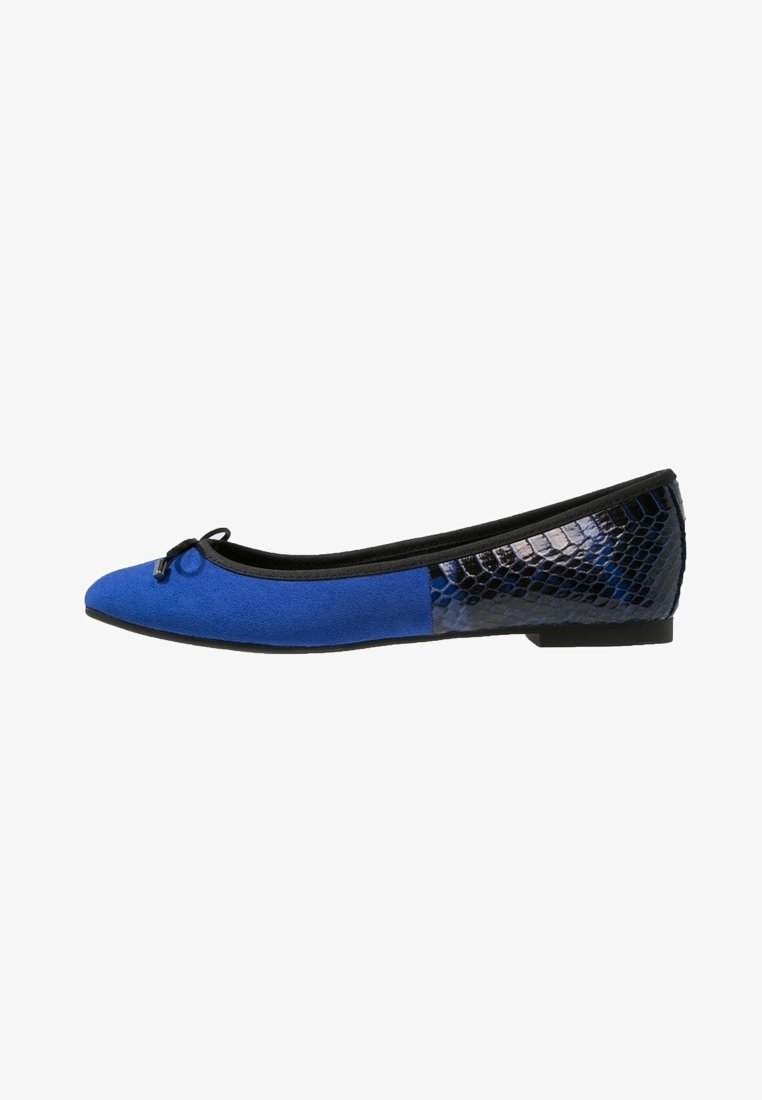 Chaussure de ballet plate bleue avec bordure noire, détail nœud sur l’orteil et panneau arrière brillant à texture peau de serpent noire.