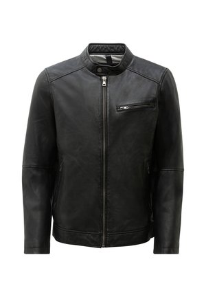 Zwart leren jack met een staande kraag, ritssluiting aan de voorkant en een ritszak op de borst. Gladde textuur met minimale naden.