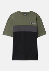 Tricou scurt cu mânecă verde, cu dungi orizontale gri și negre, guler rotund și logo mic EA7 pe partea superioară stângă a pieptului.