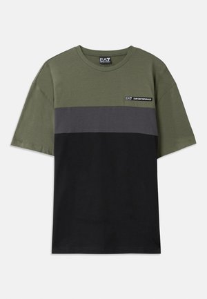 Roheline lühikeste varrukatega T-särk, millel on hallid ja mustad horisontaalsed triibud, ümmargune kaelus ning väike EA7 logo vasakul rinnal.