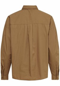 Koszula z długim rękawem w stonowanym brązowym materiale. Posiada klasyczny kołnierzyk, plisę z tyłu i mankiety zapinane na guziki. Gładka tekstura z minimalnymi detalami.