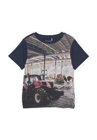 Kortærmet t-shirt med en marineblå krop og et farverigt print af en rød traktor og en ko i en staldsituation. 100% bomuldsmateriale.